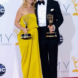 Claire Danes y Damian Lewis, actores de 'Homeland' con sus Premios Emmy 2012