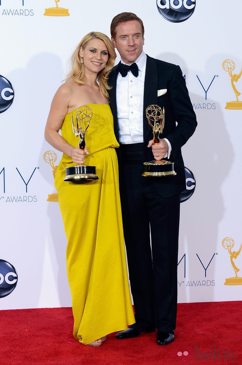 Claire Danes y Damian Lewis, actores de 'Homeland' con sus Premios Emmy 2012