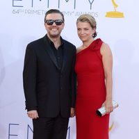 Ricky Gervais y Jane Fallon en los Emmy 2012