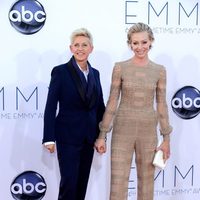 Ellen DeGeneres y Portia de Rossi en los Premios Emmy 2012