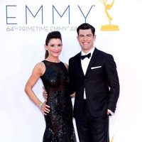 Max Greenfield y su novia en los Premios Emmy 2012