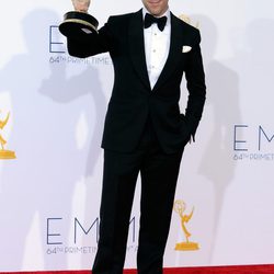 Damian Lewis posando con su Emmy 2012 por su papel en 'Homeland'