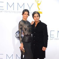 Kunal Nayyar y Neha Kapur en los Premios Emmy 2012