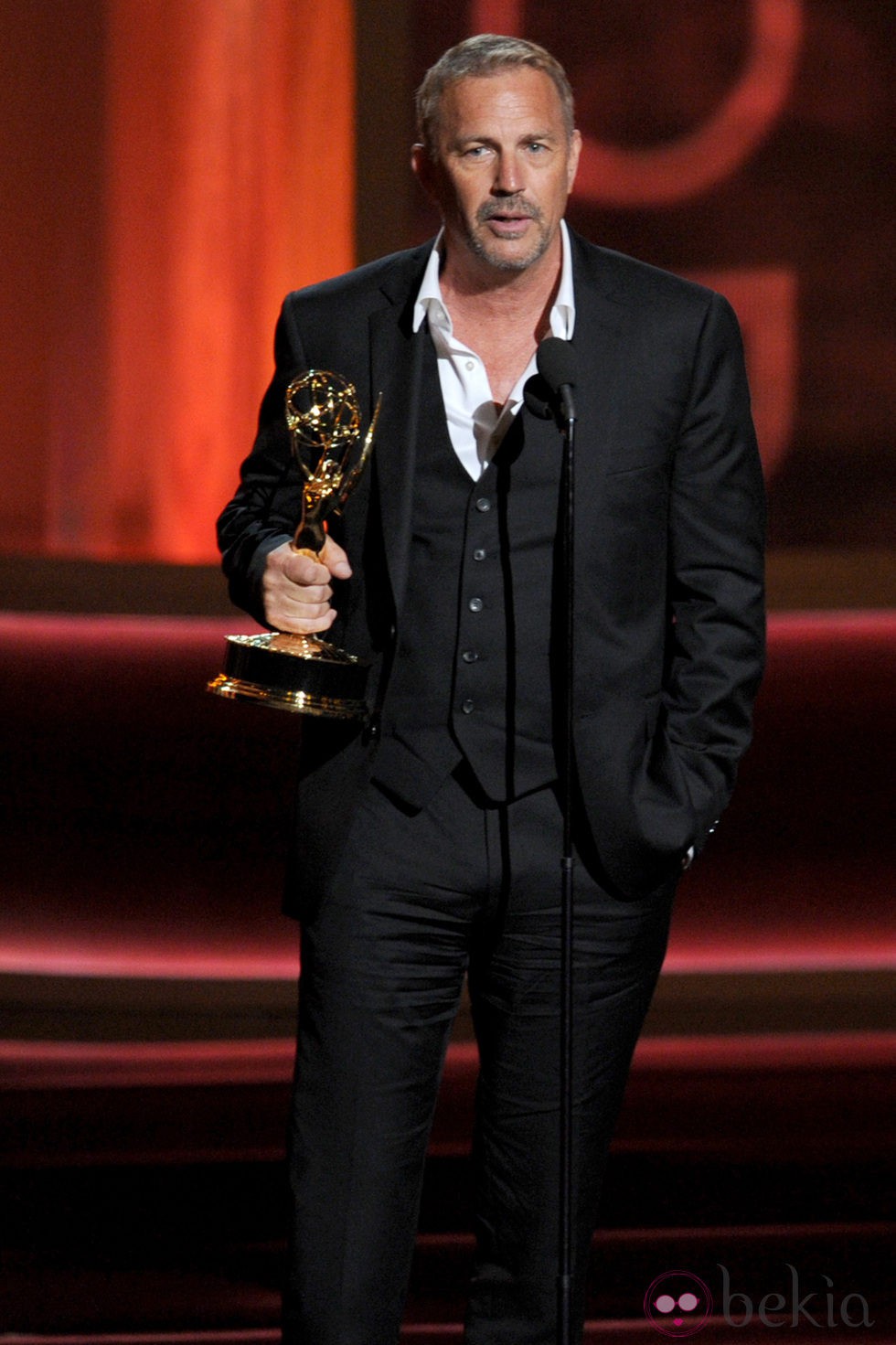Kevin Costner recoge su Emmy 2012 como Mejor Actor por Hatfields & McCoys