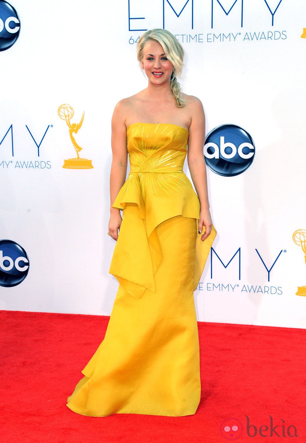 Kaley Cuoco en la alfombra roja de los Emmy 2012