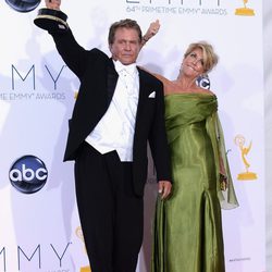 Tom Berenger posa con su Emmy 2012 por su papel en 'Hatfields & McCoys'