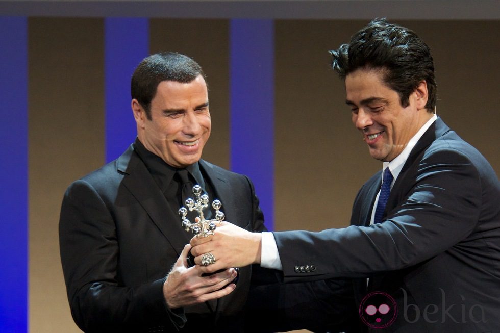 Benicio del Toro entrega a John Travolta el Premio Donostia en el Festival de San Sebastián 2012