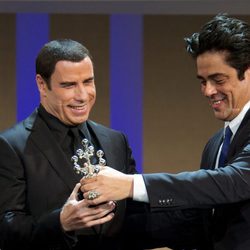 Benicio del Toro entrega a John Travolta el Premio Donostia en el Festival de San Sebastián 2012