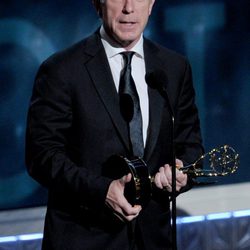 Tom Bergeron recogiendo su Emmy 2012 como presentador de 'Dancing With the Stars'