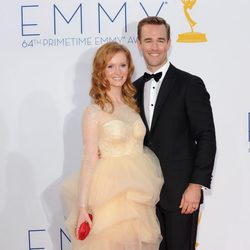 James Van Der Beek y su mujer en los Emmy 2012
