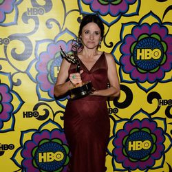 Julia Louis-Dreyfus con su Emmy 2012 en la fiesta celebrada por la HBO