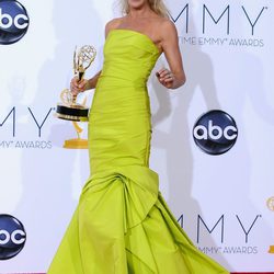 Julie Bowen sonríe con su Emmy 2012