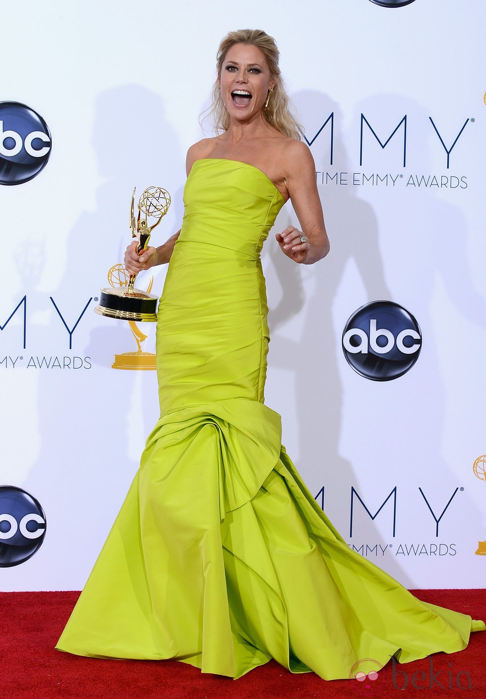Julie Bowen sonríe con su Emmy 2012