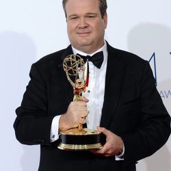 Eric Stonestreet con su Emmy 2012 por 'Modern Family'