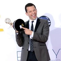 Jon Cryer muestra su Emmy 2012 a la prensa