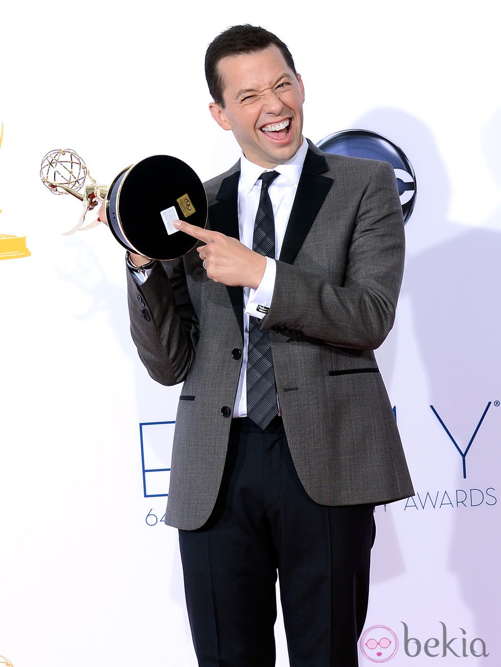 Jon Cryer muestra su Emmy 2012 a la prensa