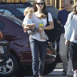 Natalie Portman con su hijo Aleph Millepied por California