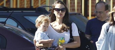 Natalie Portman con su hijo Aleph Millepied por California