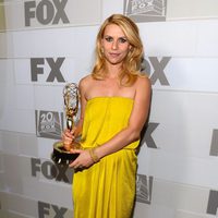 Claire Danes posando con su Emmy 2012 en la fiesta celebrada por la Fox