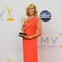 Jessica Lange posa con su Emmy por 'American Horror Story'