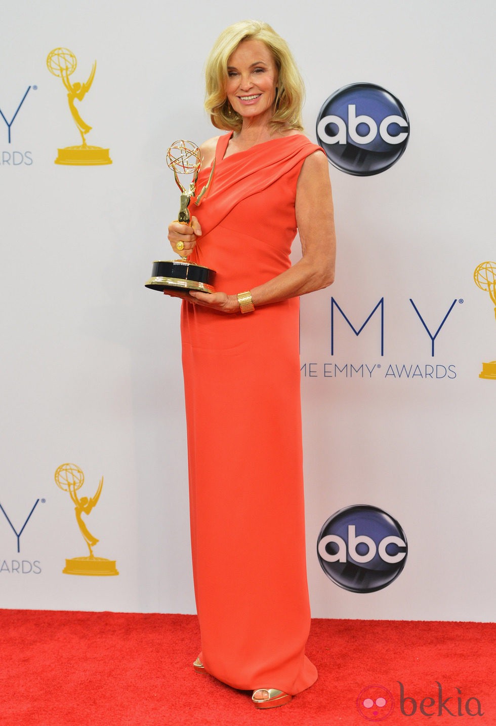 Jessica Lange posa con su Emmy por 'American Horror Story'