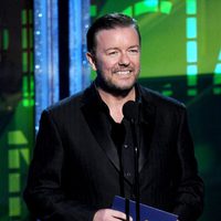 Ricky Gervais sonríe en los Emmy 2012