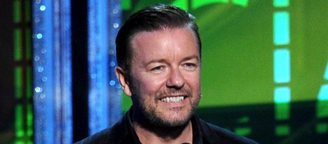 Ricky Gervais sonríe en los Emmy 2012