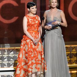 Emily VanCamp y Ginnifer Goodwin presentan un premio en los Emmy 2012