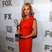 Jessica Lange posando con su Emmy 2012 en la fiesta celebrada por la Fox