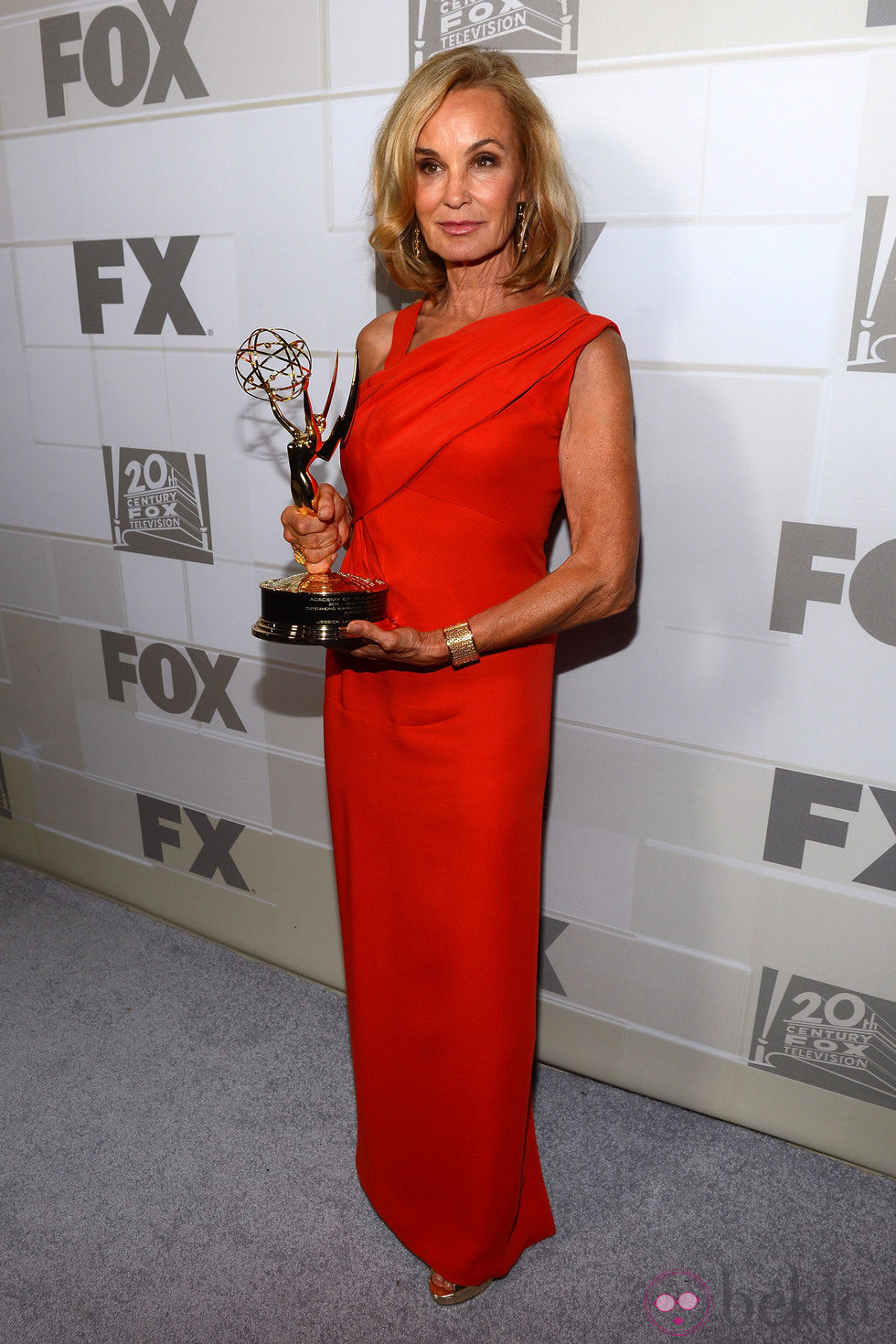 Jessica Lange posando con su Emmy 2012 en la fiesta celebrada por la Fox
