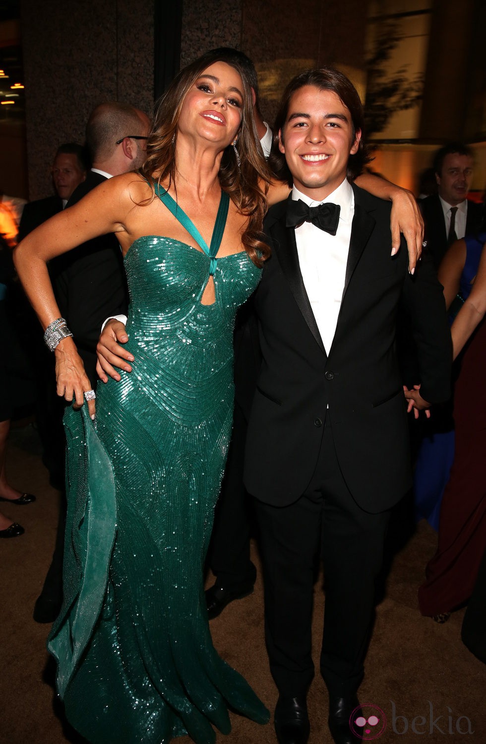 Sofia Vergara con su hijo Manolo en la fiesta de la Fox tras los Emmy 2012