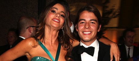 Sofia Vergara con su hijo Manolo en la fiesta de la Fox tras los Emmy 2012