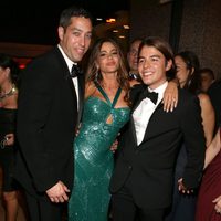 Sofia Vergara con Nick Loeb y su hijo Manolo en la fiesta Fox tras los Emmy 2012
