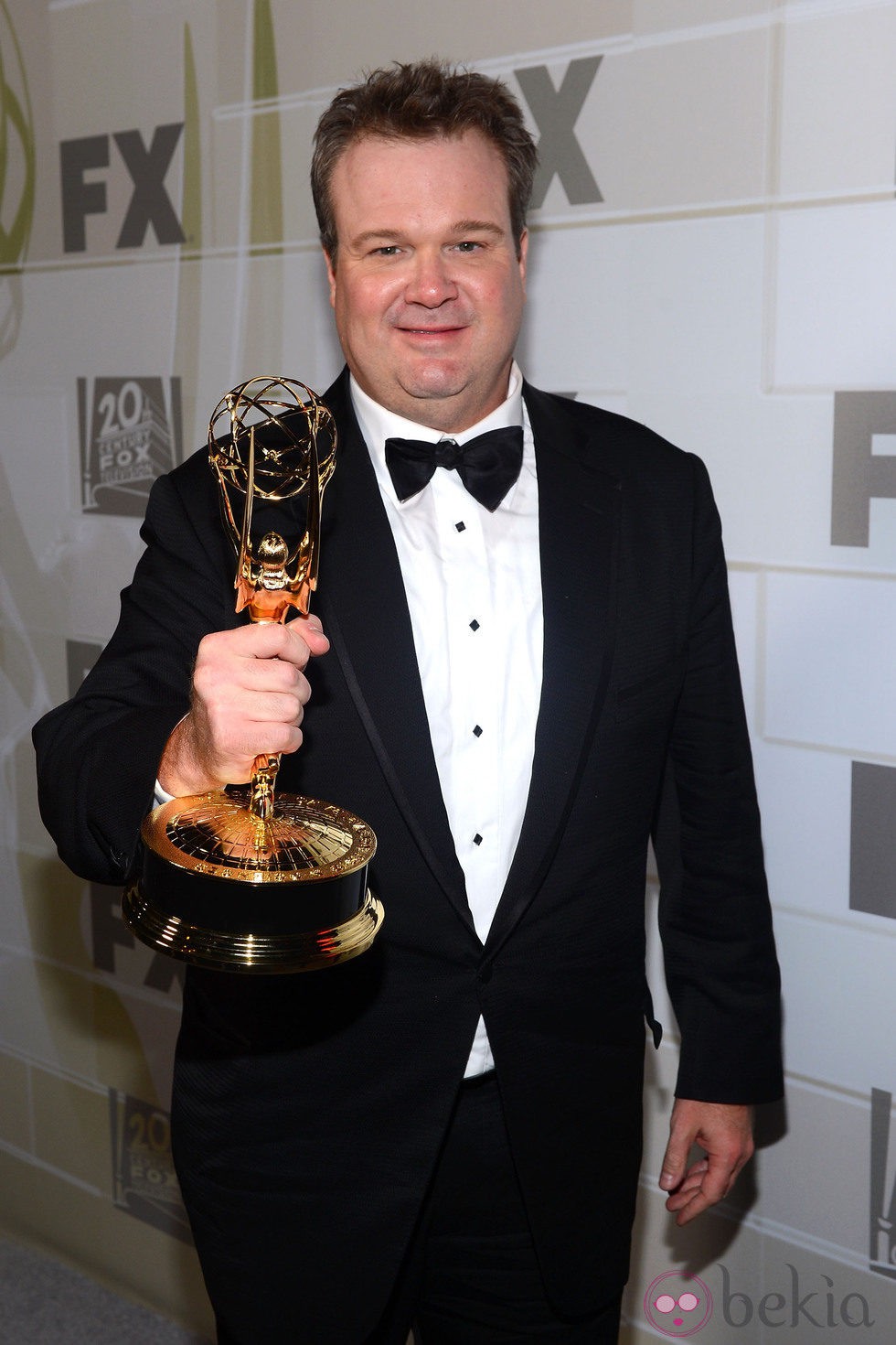 Eric Stonestreet posa con su Emmy 2012 en la fiesta celebrada por Fox