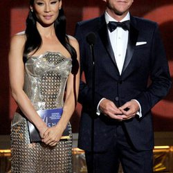 Kiefer Sutherland y Lucy Liu en la gala de los Emmy 2012