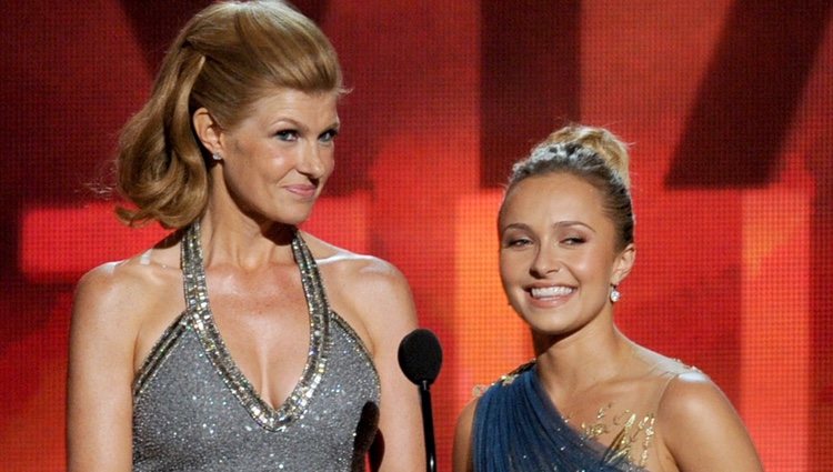 Hayden Panettiere y Connie Britton en la gala de los Emmy 2012