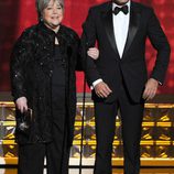Jimmy Fallon y Kathy Bates en la gala de los Emmy 2012