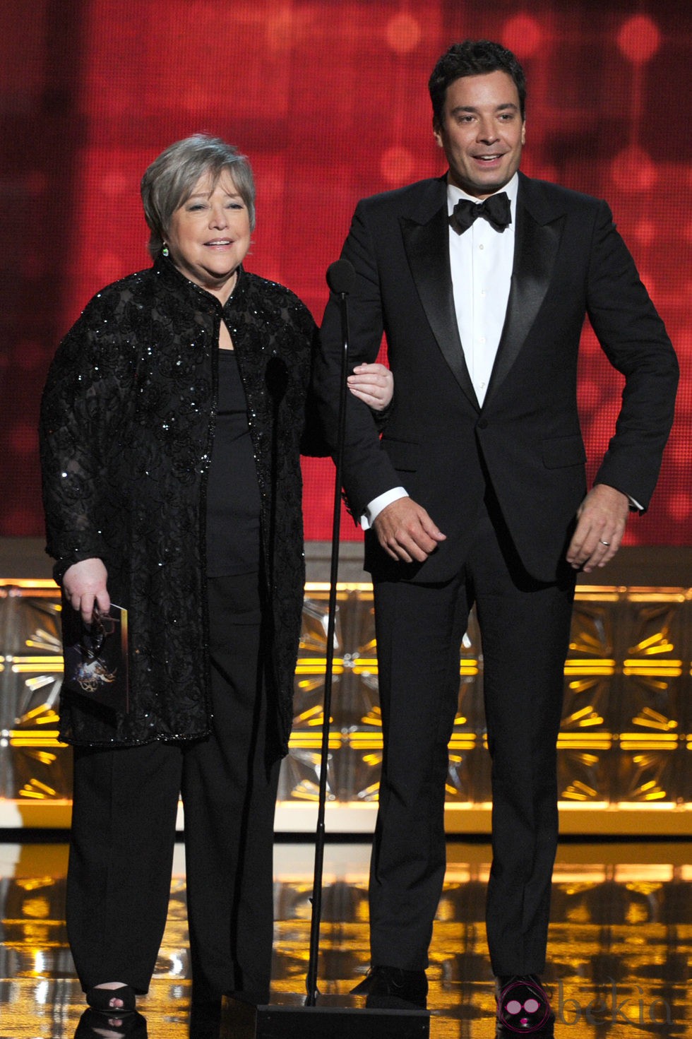 Jimmy Fallon y Kathy Bates en la gala de los Emmy 2012