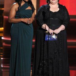 Melissa McCarthy y Mindy Kaling en la gala de los Emmy 2012