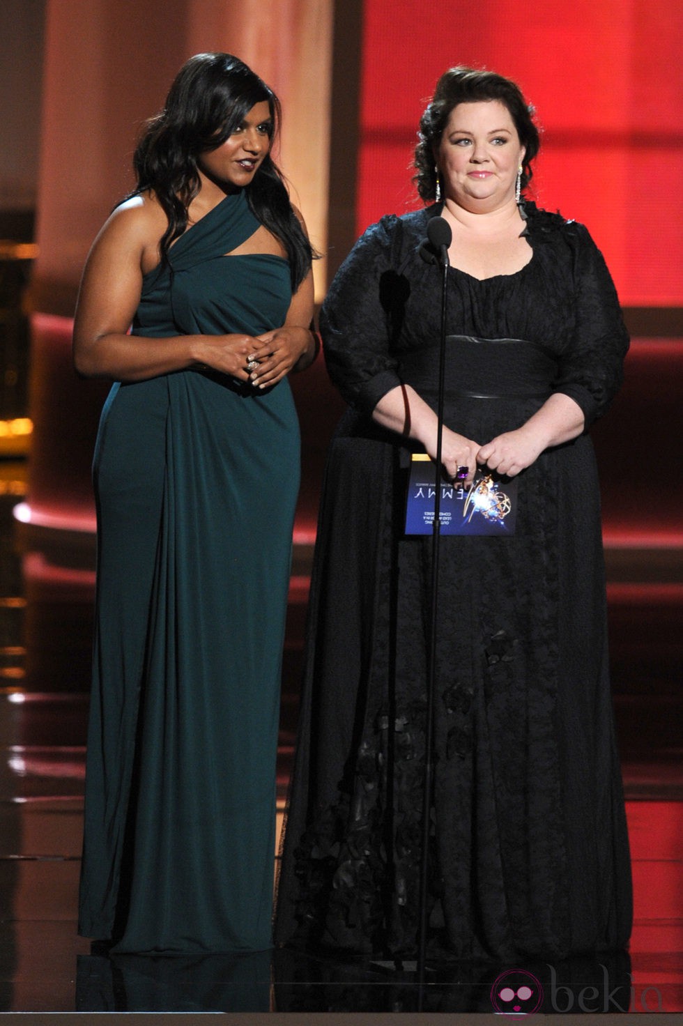 Melissa McCarthy y Mindy Kaling en la gala de los Emmy 2012
