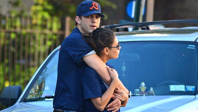 Ashton Kutcher abraza a Mila Kunis