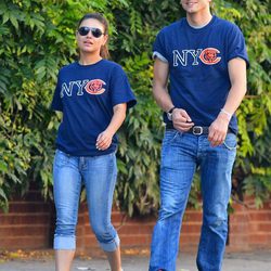 Mila Kunis y Ashton Kutcher con camisetas iguales