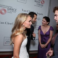 Natalie Portman charla con Robert Pattinson en la fiesta tras el estreno de 'L.A. Dance Project'