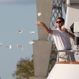Leonardo Dicaprio lanzando al agua billetes en el rodaje 'The Wolf of Wall Street'