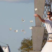 Leonardo Dicaprio lanzando al agua billetes en el rodaje 'The Wolf of Wall Street'