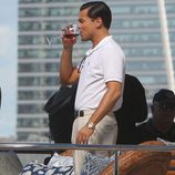 Leonardo Dicaprio bebiendo en el rodaje del filme 'The Wolf of Wall Street'