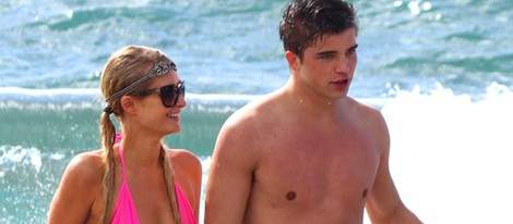 Paris Hilton y su novio River Viiperi en las playas de Hawai