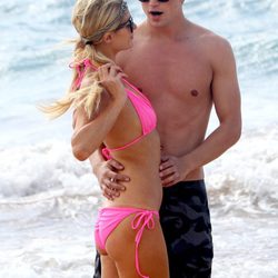 Paris Hilton y River Viiperi, muy cariñosos en las playas de Hawai