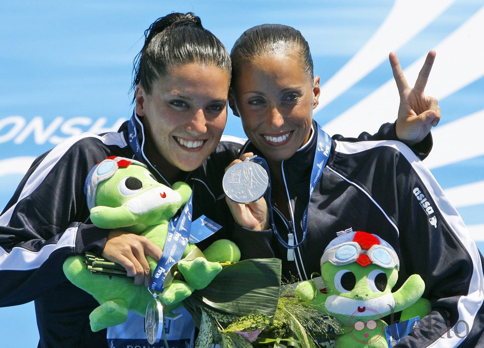 Andrea Fuentes y Gemma Mengual con las medallas de plata en 2009