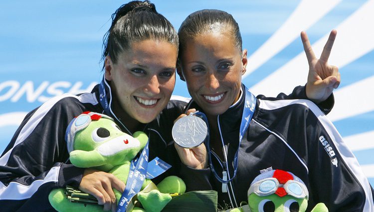 Andrea Fuentes y Gemma Mengual con las medallas de plata en 2009